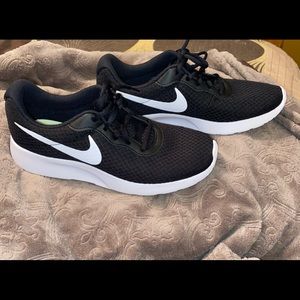 Nike Women Tanjun Running Shoes Size 9.5 Brand New No Box